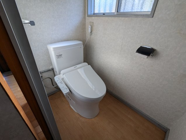 窓があるので明るい室内です。シンプルで使い勝手のよいトイレです。
