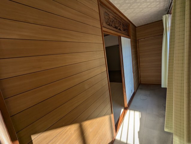 大きい窓があるので明るい空間でのびのびと生活できます。