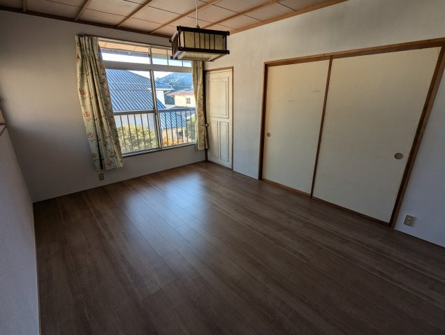 大きな窓があるので部屋にやわらかな陽光が注ぎます。寝室や子供部屋におすすめの洋室になっています。