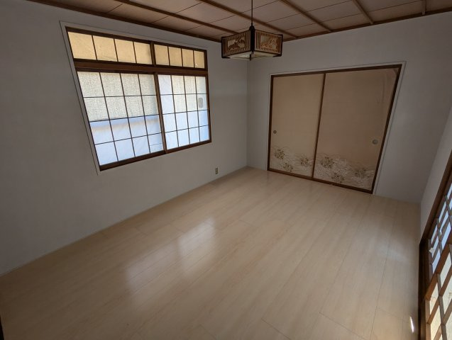 大きい窓から入るたっぷりの日差しが嬉しいですね。寝室や仕事部屋など使い勝手の良い広さの洋室です。