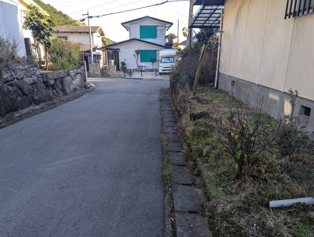 角地なので陽当たり良好で解放感があります。緑豊かな場所にあります。自然を身近に感じる事が出来ます。