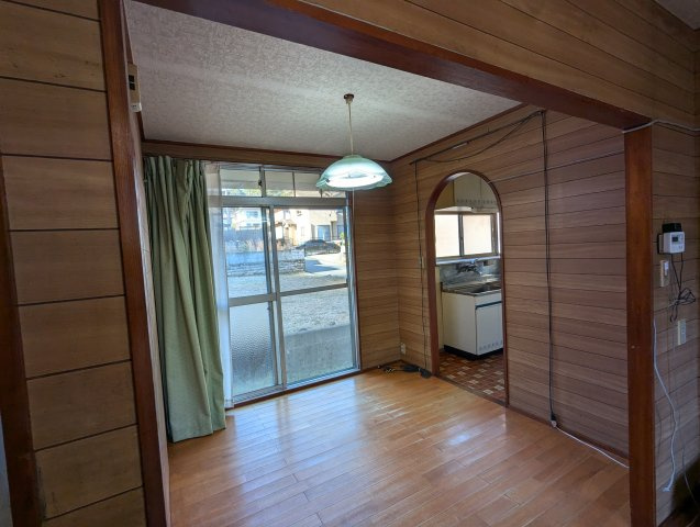 大きい窓から入るたっぷりの日差しが嬉しいですね。明るいので家族団欒の楽しい時間が過ごせそうですね。