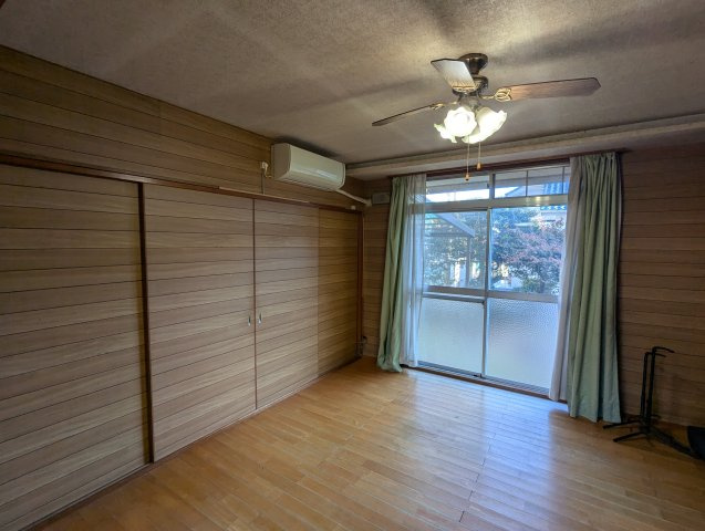 大きい窓があるので明るい空間でのびのびと生活できます。リビングが広々としているので、ご家族でゆっくりくつろげますね。