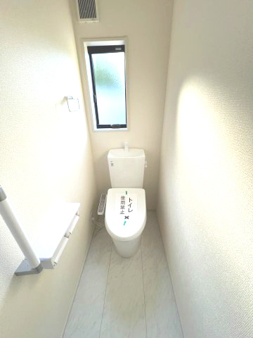 2階トイレには快適な温水洗浄便座付