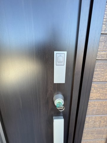 スマートキーはドアに触れるだけで解錠可能なので、買い物で重い荷物を持っているときでも、簡単に玄関ドアを開けられるので便利です☆