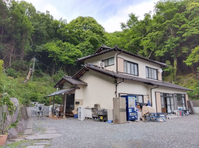 自然豊かなロケーションに佇む、ゆとりある土地です。　四季を感じられる緑に囲まれた住環境で、のびのびとした田舎暮らしを叶えます。