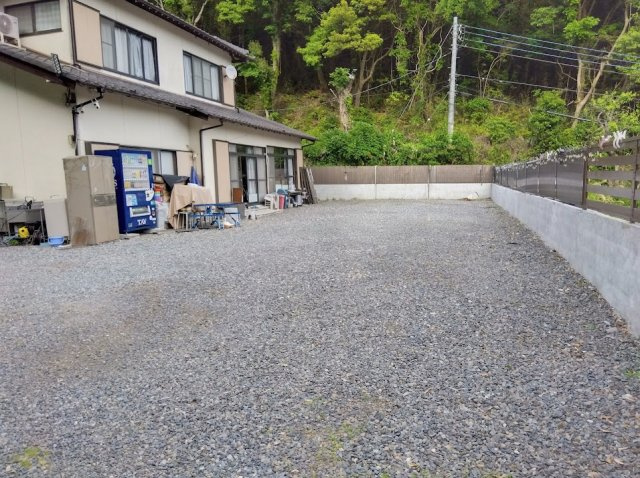 広々とした敷地スペースが魅力の物件です。　複数台駐車も可能なゆとりある敷地は、ご家族用はもちろん来客時にも安心です。資材置場や趣味スペースとしても活用でき、多用途に対応します。