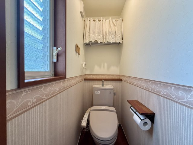 収納棚付きで使い勝手の良いトイレスペース。清潔感のあるデザインで毎日心地よく使えます。