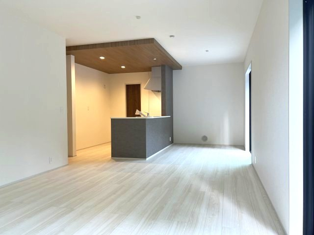 見上げるたびに心地よい、折り上げ天井のリビング。