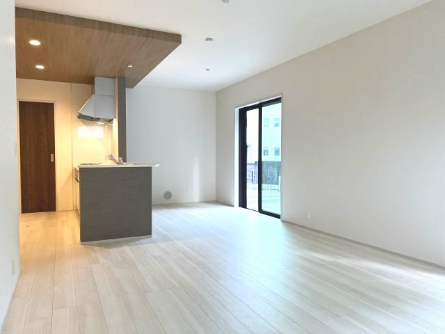 20帖以上のLDK。窓から明るく暖かな光がたくさん入り居心地の良い空間です・