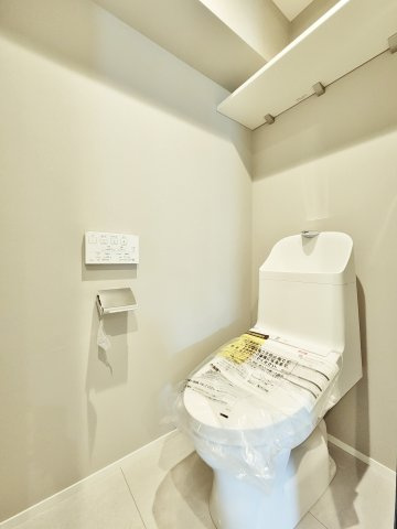 トイレも新規交換いたしました　水回りはすべて交換済みで気持ちよくお使いいただけます