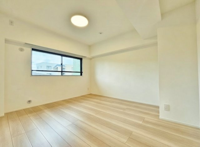 洋室7.0帖　主寝室にもピッタリな広々としたきょしてです　WICも完備しお部屋はスッキリとお使いいただけます