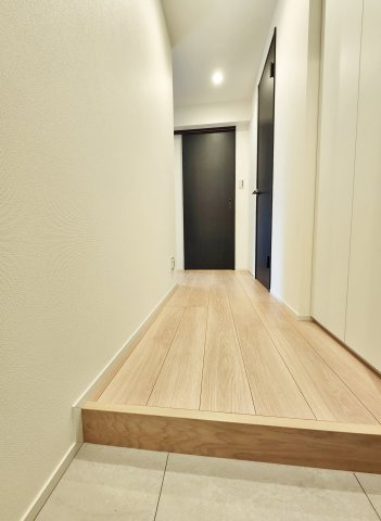 暖かく迎えてくれる明るい玄関　玄関回りにも収納が豊富にあり嬉しい仕様です