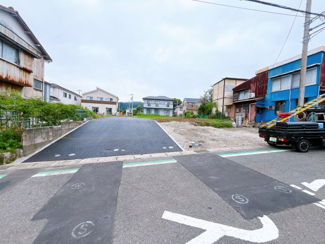 【外観】　現状更地につき、引き渡し後すぐに着工可能です。　高低差も少なくスッキリとした印象！　建築条件はございませんので、お好みのハウスメーカーにて建築可能！