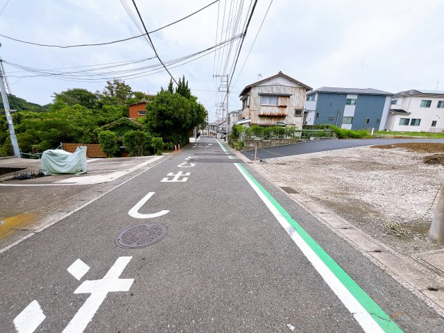 【外観】　現状更地につき、引き渡し後すぐに着工可能です。　高低差も少なくスッキリとした印象！　建築条件はございませんので、お好みのハウスメーカーにて建築可能！