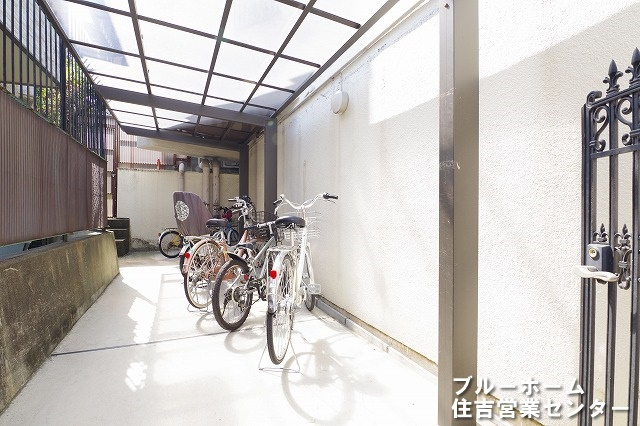 屋根付きの自転車置き場がございます！