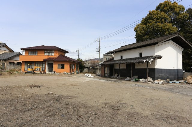 母屋と蔵の間に広々とした開放感。駐車や庭造りも楽しめます
