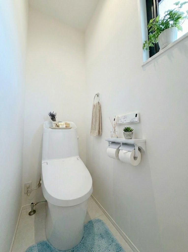 【トイレ】　温水洗浄便座付きのトイレ空間は、毎日の生活を気持ちよく過ごせます。※画像はイメージです。　嬉しいタオルリングやペーパーホルダーも完備です。