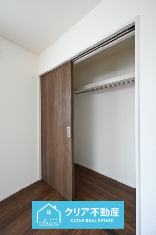 ワイド収納でお洋服もたっぷりかけられます！