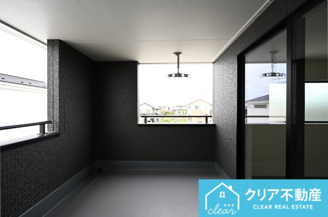 屋根付きワイドバルコニーなので、急な雨の時も安心♪竿受けも設置済み！