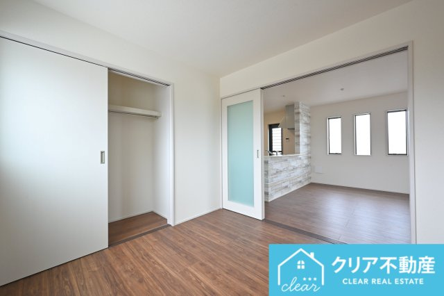 続き間の洋室は扉を開け放つとリビングの延長として広々使えます！
