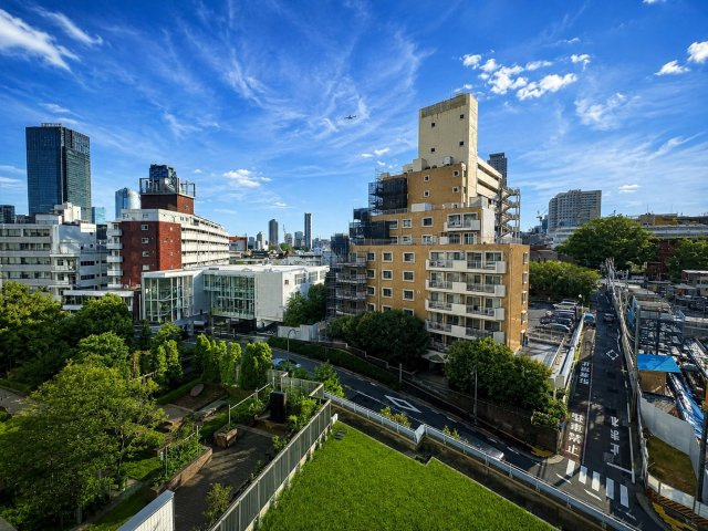 青空と緑が広がる見晴らしの素晴らしい眺望です！陽当りも良く爽やかな風を感じながらリフレッシュできます♪