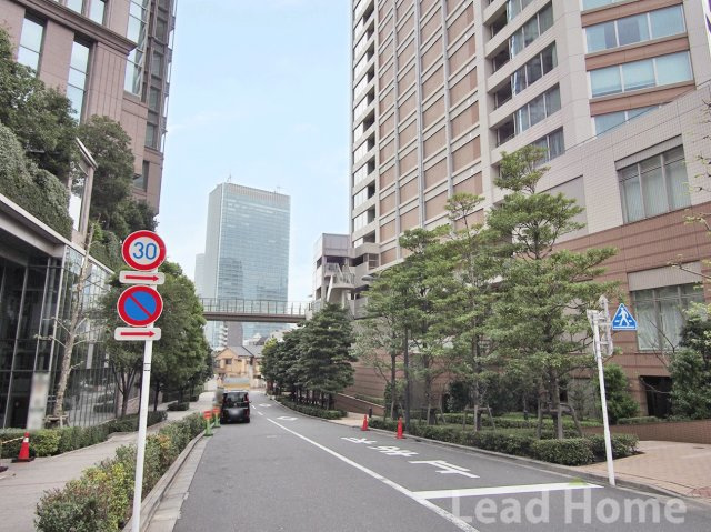 綺麗な歩道が整備された見通しの良い前面道路です！ベビーカーを押しながらのお散歩も安心・快適です♪