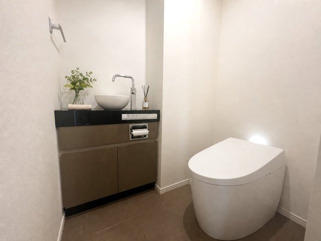 手洗いカウンターが付いた清潔感あるトイレです！温水洗浄便座付きで毎日の利用も実に快適に行えます♪