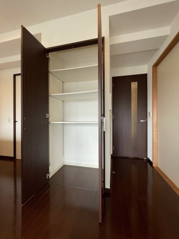 キッチン横の収納。ストックなど生活感を隠せて良いですね。