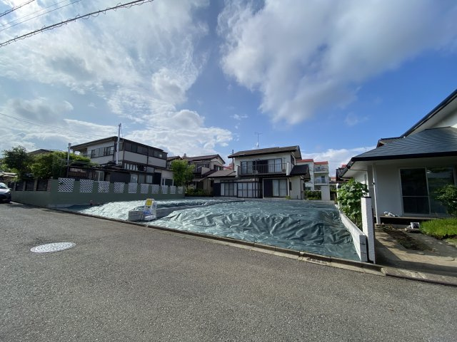 南側道路で日当たり、通風良好です。