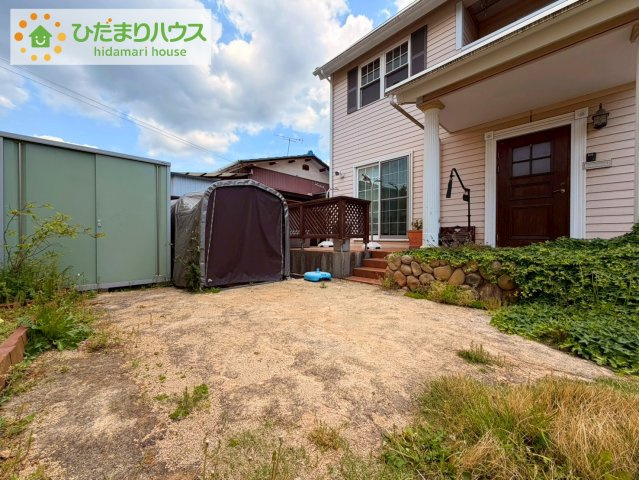 日当たりの良い広い庭。友人や親せきが集まってＢＢＱをしたり、ペットと遊んだり。　一戸建てならではの楽しさが広がります(*^-^*)