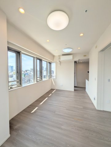 「調光付ダウンライト」が上質な空間を演出するリビングダイニング。