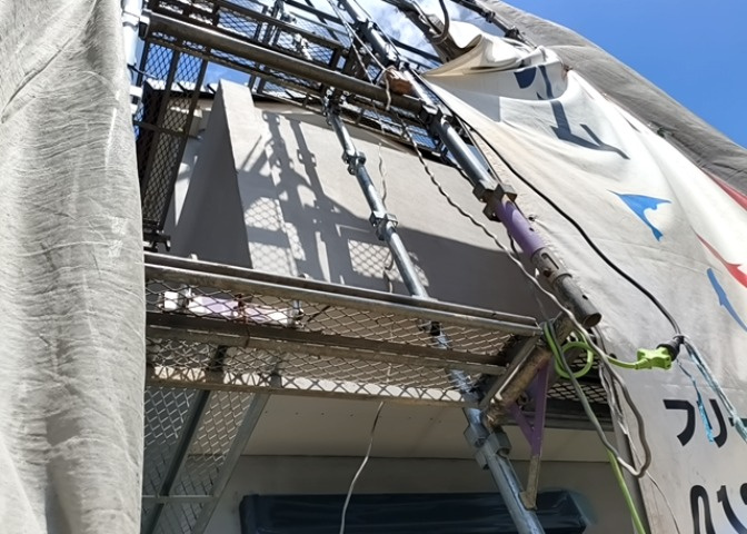 バルコニーは、室外の専用スペースのうち、「屋根がなく開放された空間」であるものを指します。ベランダより広いタイプのものが多く、日当たりもよいため家庭菜園などを楽しみたい人にとって適した環境となります。