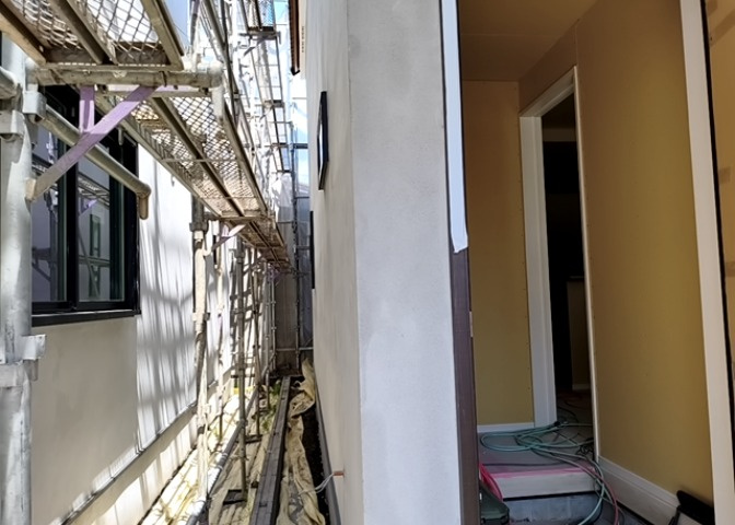 木造住宅とは土台、壁、柱など建築物の強度を支える構造体の材に木が使用されている構造を指します。構造体は建物の自重を支えるだけではなく風圧や水圧、積裁荷重などあらゆる衝撃に耐えるための基礎です。