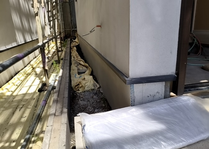 ベタ基礎とは、柱の位置に関係なく全体に基礎がある事を指し、面積が大きい分建物の重さを全体に分散できます。また、地面からの湿気や害虫を遮断でき、木造住宅で心配されるシロアリ被害を防ぐ効果も期待できます。
