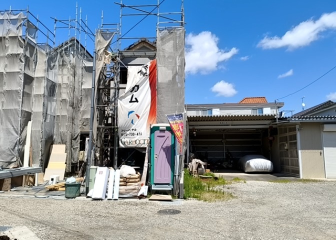 道幅が狭い場所は比較的土地の値段が低いことが多く、また交通量が少ないため騒音が少なく静かな環境で過ごせます。また、小さいお子様がいるご家庭も安心です。一方で車の駐車が難しいというデメリットもあります。