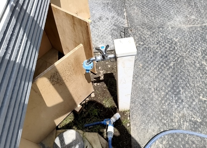敷地内には、散水栓や立水栓があります。水道水を直接利用できるため、水を運ぶ手間を省くことが出来ます。大量の水を必要とする洗車作業や清掃などに役立ちます。その他設備とあわせて、現地でご確認ください。
