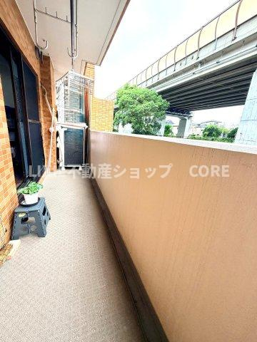 南に大きく面したバルコニーは太陽の温かな温もりをめいいっぱい受け止めてくれます。
