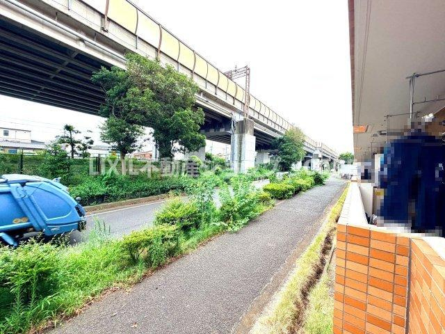 1階部分ですが前に遮るものがないので、バルコニーは風通しが良く、日中は日当たりも良好です。