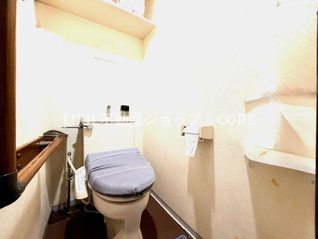 見た目もスッキリとしたデザインのトイレには温水洗浄暖房便座付き。