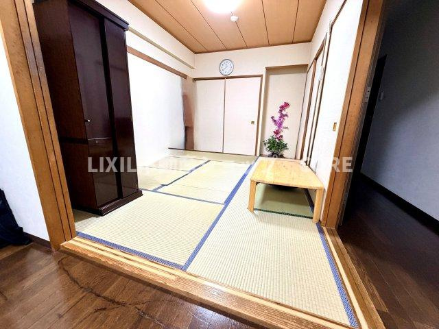 伝統的な日本情緒のある、温かみと落ち着きが感じられる和室です。