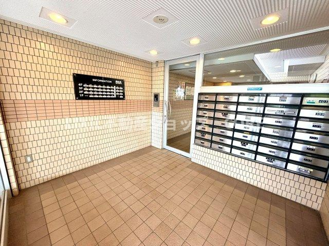 エントランス付近に設置されている郵便受けになります。