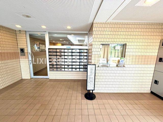 受付はマンションコンシェルジュがいる場合もあれば、管理人が滞在する小部屋を総称して呼ぶことがあります。