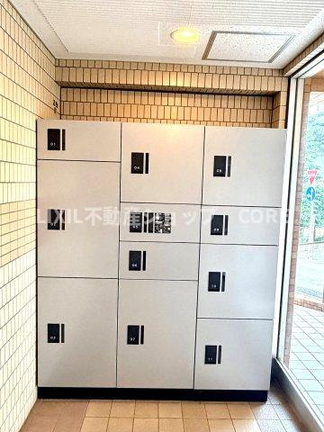 インターネットショッピング等の通信販売をよく利用する人にニーズが高まっている宅配BOXを完備。