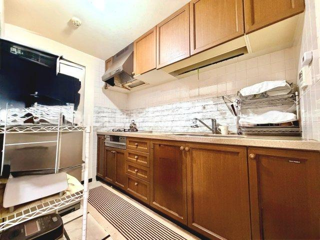 油や調味料はもちろんのこと、ビールや非常食なども収納できるほどの収納スペースを確保しています