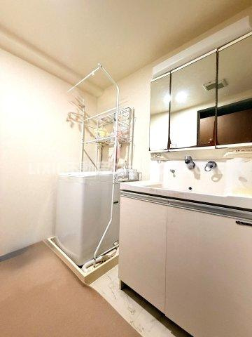 鏡の裏に豊富な収納量を確保した、三面鏡タイプの洗面化粧台。洗面室の整頓にも役立ちますね。