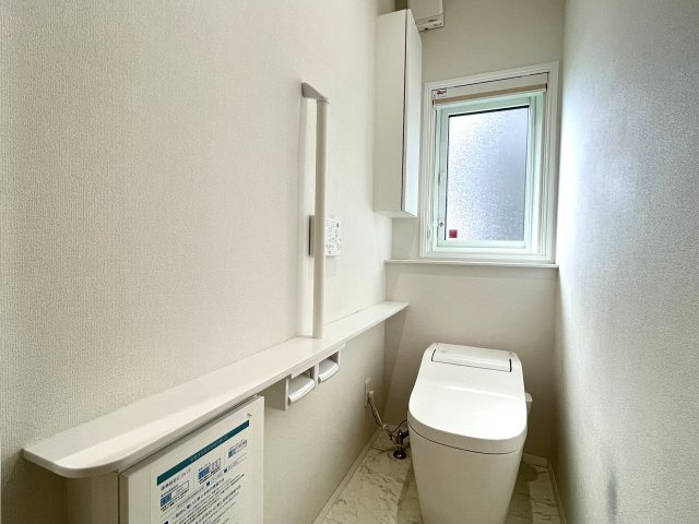 1Fのお手洗いです、手すりもついておりますので安心です。