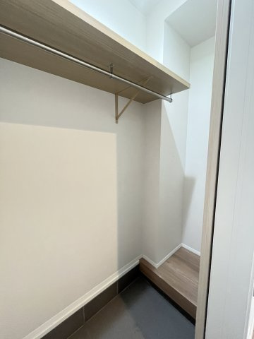 玄関横には、ベビーカーや趣味の道具なども収納できます。
