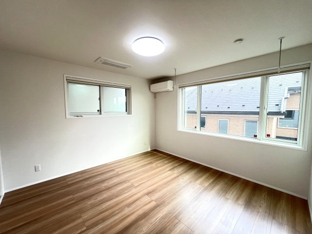 【8帖】洋室になります、大きな窓が特徴的で陽射しが差し込みます。