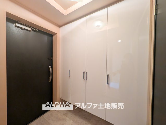 【Welcome　Space】　◆玄関◆帰宅時にほっとできる、穏やかな空気感の玄関。整った空間が日々の切り替えを自然にサポートし、来客時にも好印象を与えます。